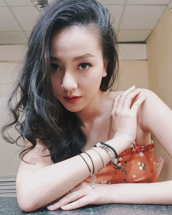 Đảm nhận vai diễn phản diện trong phim cũng khiến Băng Di chịu nhiều áp lực. Bởi nếu diễn quá đạt thì có thể bị khán giả ghét còn diễn không tới sẽ phải nhận nhiều chỉ trích vì khiến phim mất sự kịch tính. Cảnh quay mà Băng Di nhớ nhất là ngâm mình trong bồn tắm để quyến rũ Công. Khi đó, nữ diễn viên phải gồng hết các cơ của mình trong nước bong bóng xà phòng… để không bị tuột xuống, bởi bồn tắm rất to còn xà phòng thì trơn. Cảnh quay thực hiện lúc 3 giờ sáng khiến Băng Di và ê -kíp làm phim rất mệt mỏi. Thế nhưng, Băng Di vẫn nỗ lực hết sức để hoàn thành vai diễn này.