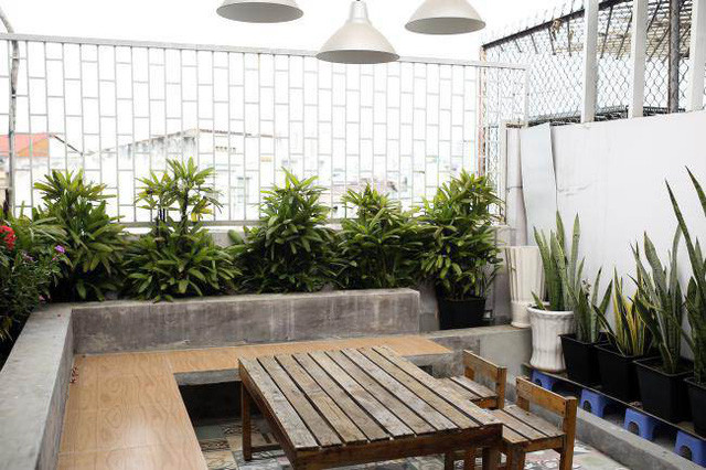 Đại Nhân còn thiết kế sân thượng thành một khoảng nhỏ giống quán cafe , lát gạch hoa tiết và trồng nhiều cây xanh. Nam ca sĩ cho biết, nơi đây vừa tạo cảm giác thoải mái, riêng tư, lại có thể mời bạn bè tới bày tiệc cuối tuần nếu muốn.