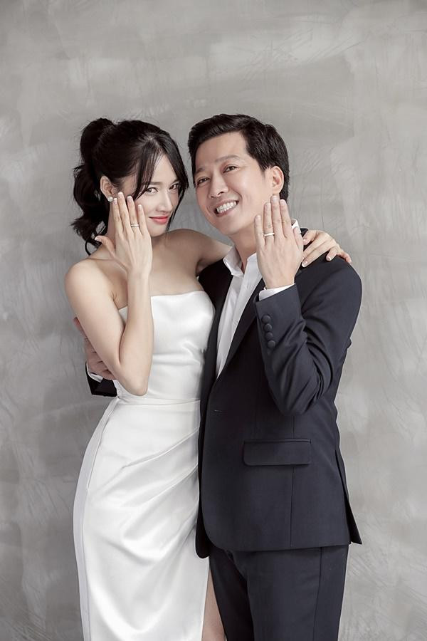 Lễ cưới của cặp đôi Trường Giang, Nhã Phương được dự đoán sẽ diễn ra vào chiều 25/9 tại một trung tâm tiệc cưới sang trọng ở TP.HCM. Nhiều nghệ sĩ nổi tiếng được xác định sẽ có mặt trong hôn lễ của cặp đôi Trường Giang - Nhã Phương. Trong đó, có thể kể đến danh hài Hoài Linh, Đàm Vĩnh Hưng, vợ chồng Đức Thịnh - Thanh Thúy, vợ chồng Trấn Thành - Hari Won, diễn viên hài Anh Đức, Dương Triệu Vũ, nam ca sĩ Đức Phúc, ca sĩ Nam Cường…