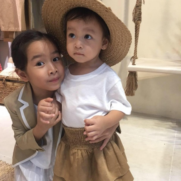Nhưng vào tháng 1/2018, nhạc sĩ Hồ Hoài Anh đã chia sẻ hình ảnh hai con gái trên trang cá nhân. Mới đây, Lưu Hương Giang cũng đăng tải hình ảnh cận mặt bé Misu cùng lời chào: "Em yêu Misu xin chào cả nhà, chúc buổi tối vui vẻ ạ".