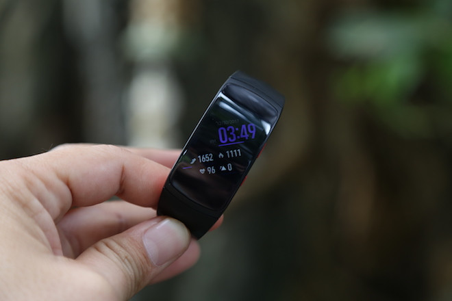 Điểm nhấn quan trọng nhất trên Gear Fit2 Pro chính là tiêu chuẩn kháng nước 5 ATM. Đây là chuẩn kháng nước dành cho các thiết bị bơi lội chuyên nghiệp để đáp ứng hoạt động đầy áp lực trong môi trường nước của vận động viên. Với tiêu chuẩn kháng nước này, Gear Fit2 Pro có thể hoạt động và chịu được áp lực nước ở độ sâu tối đa 50m.