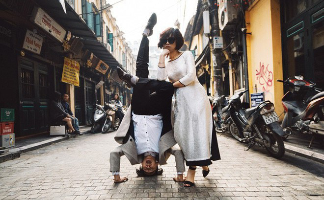 Những địa điểm quen thuộc của phố phường Hà Nội lại 1 lần nữa trở thành nơi chứng kiến khoảnh khắc tình yêu của đôi bạn trẻ Ngọc Anh (25 tuổi) và Gia Minh (23 tuổi) trong bộ ảnh cưới cực chất khiến cư dân mạng trầm trồ.