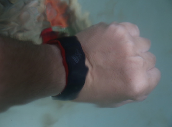 Mặc dù có khả năng "lặn" sâu vô đối nhưng Gear Fit2 Pro vẫn còn một nhược điểm là thời lượng pin chỉ đủ dùng trong khoảng 2,5 - 3 ngày theo trải nghiệm.