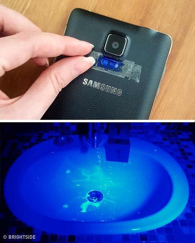 Biến flash thành đèn pin tia cực tím: Mở camera điện thoại và bật chức năng đèn flash. Sau đó, dán một lớp băng dính trong suốt trên bề mặt camera và dùng bút lông xanh tô lên. Tiếp tục dán thêm một lớp băng dính và tô bằng bút lông màu xanh lần nữa. Lớp băng dính cuối cùng ta tô bằng bút lông màu tím. Khi di chuyển điện thoại trong bóng tối, ta có thể nhìn được nhiều thứ thú vị, thậm chí cả vi trùng.