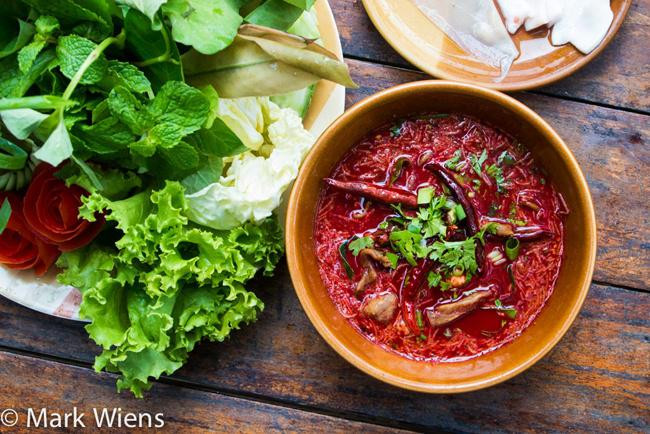 8. Tiết canh Tiết canh là món ăn kinh dị thách thức bất kỳ du khách nào. Nó được làm từ máu của động vật như gà, vịt, heo sau đó trộn với đậu phộng, rau răm, thịt vụn...