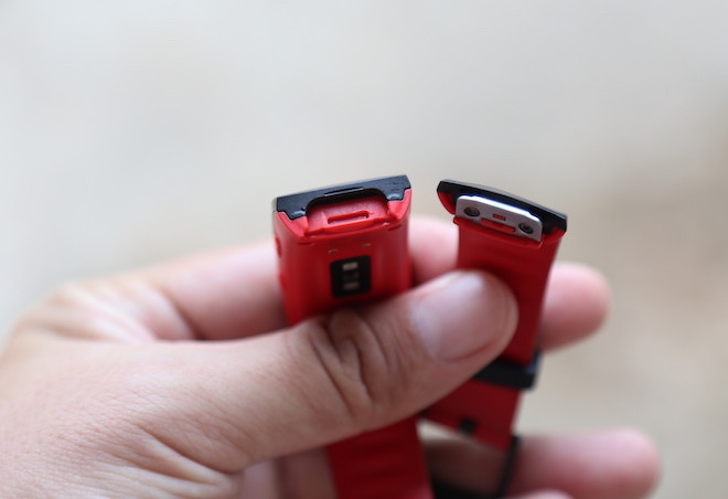 Gear Fit2 Pro sở hữu thiết kế hoàn toàn mới với một móc cài an toàn. Tông đỏ trầm ấm được bố trí khéo léo ở mặt trong, kết hợp cùng sắc đen bóng bẩy bên ngoài, tạo nên diện mạo thời trang cho thiết bị.