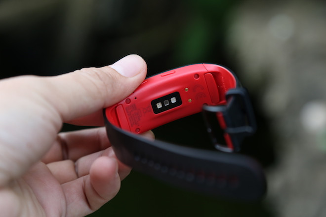 Đi kèm thiết bị là ứng dụng đo lường bơi lội giúp thu thập các dữ liệu về khoảng cách, thời gian, kiểu bơi, tốc độ,... từ đó đưa ra đánh giá chính xác hơn hiệu quả tập luyện của người dùng. Các chức năng này hoạt động nhờ vào cảm biến ở mặt sau cùng với GPS và thuật toán thông minh.