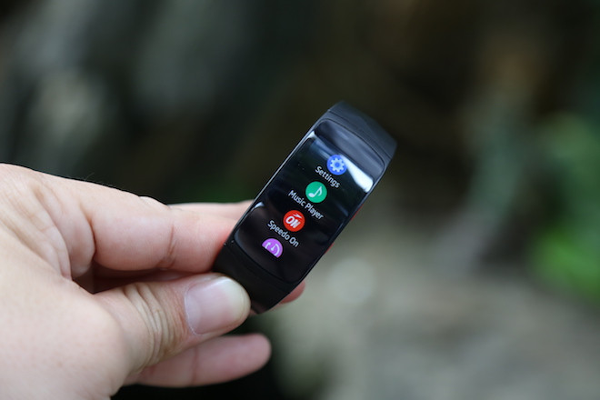 Các tùy chọn, thiết lập trên Gear Fit2 Pro khá đơn giản. Ngoài ra, người dùng còn có thể thiết lập thêm từ ứng dụng dành cho smartphone.