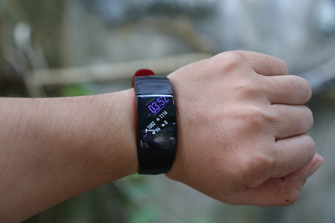 Gear Fit2 Pro sở hữu màn hình cong Super AMOLED 1,5-inches và có hơn 3.000 giao diện tuỳ chỉnh. Các giao diện này có sẵn trong thiết bị hoặc người dùng cần tải về thêm từ kho ứng dụng Galaxy Apps để cá nhân hoá phong cách thời trang của riêng mình.