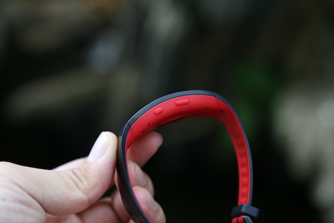Vòng đeo tay thông minh Gear Fit2 Pro còn có cảm biến đo nhịp tim, giúp theo dõi nhịp tim thường xuyên và cung cấp thông tin phản hồi chi tiết cho người dùng. Quá trình rèn luyện thể chất sẽ được phản ánh thông qua tính năng tự động nhận biết các hoạt động thể thao. Với khả năng tự nhận diện và theo dõi các hoạt động bao (gồm chạy bộ, đi bộ, đạp xe, chèo thuyền, chạy trên máy, khiêu vũ, quần vợt...), Gear Fit2 Pro sẽ thu thập toàn bộ dữ liệu rồi đưa ra đánh giá.