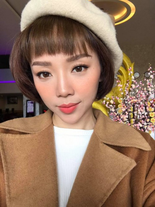 Tóc Tiên không muốn đóng khung mình nhất định ở phong cách sexy, nữ tính hay táo bạo mà thay vào đó là “biến hóa” theo từng trường hợp cụ thể. Đầu năm 2017, người đẹp trông vô cùng ngọt ngào với mái tóc bob màu nâu hạt dẻ được duỗi phồng khá dễ thương.