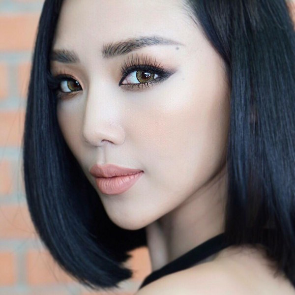 Nhuộm quá nhiều màu tóc nên khi trở lại với tóc đen trông người đẹp bỗng khá lạ lẫm.