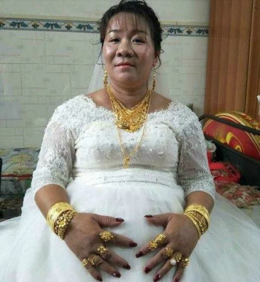 Chưa xét về ngoại hình, việc chênh lệch tuổi tác khá lớn đã làm dấy lên nhiều nghi vấn về cuộc hôn nhân này. Cô dâu hơn chú rể đến 15 tuổi, đã có một con riêng hiện 14 tuổi và đang mang thai đứa con chung của hai người. Chính vì thế, nhiều người cho rằng cuộc hôn nhân này không đơn thuần chỉ vì tình yêu.