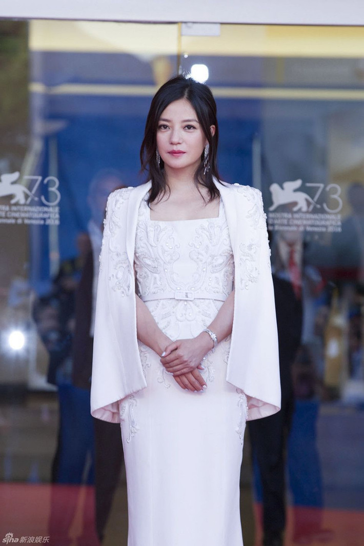 “Triệu Vy và công ty của cô đã vi phạm nguyên tắc công bố thông tin trên thị trường chứng khoán. Họ ra thông báo sáp nhập và kế hoạch mua lại công ty ở thời điểm họ không đủ khả năng, chưa có sự hỗ trợ chính xác từ các tổ chức tài chính. Đó là hành vi cung cấp thông tin giả mạo trên thị trường”, phía Ủy ban nói. Ngay sau bê bối này, có tin vợ chồng Triệu Vy đã ly hôn. Nữ diễn viên còn vướng nghi vấn đóng cửa bốn công ty có trụ sở tại Bắc Kinh để tránh loạt rắc rối. Nữ diễn viên phải lên tiếng phủ nhận tin đồn.