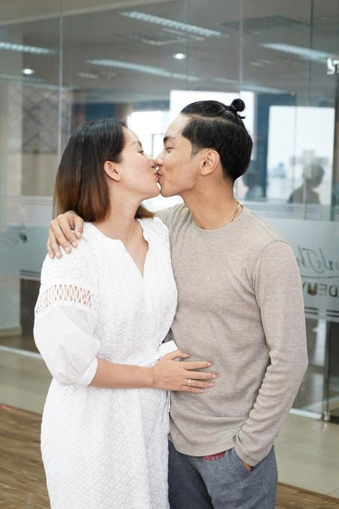 Nổi tiếng là một trong những cặp đôi lệch tuổi hạnh phúc và được khán giả yêu mến của showbiz Việt, mới đây, Khánh Thi, Phan Hiển đã khiến người hâm mộ lo lắng khi vướng ồn ào trục trặc tình cảm. Ngay lập tức, vợ chồng nữ kiện tướng Dancesport đã lên tiếng đính chính và cho biết, cả hai chỉ đang giận hờn vu vơ theo cách mà vợ chồng nào cũng phải có. Bà mẹ hai con còn đăng tải hình ảnh khoá môi rất ngọt ngào bên ông xã để đập tan lùm xùm giận chồng mà bế con đi khỏi nhà.