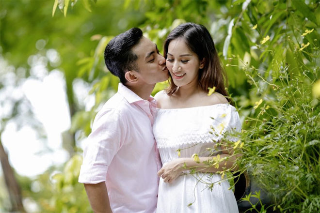 Do tuổi còn trẻ, anh có phần ham chơi nhưng sau khi lên chức làm chồng và làm cha, Phan Hiển đã biết chăm lo và dành nhiều thời gian hơn cho gia đình.