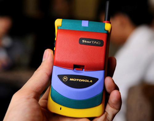 Motorola StarTac Rainbow - Motorola StarTac Rainbow có ngoại hình không khác gì một món đồ chơi nhiều màu sắc. Bên cạnh đó, chất liệu nhựa nhám kết hợp với sự phối hợp màu không ăn nhập khiến máy trông giống đồ chơi của trẻ em.