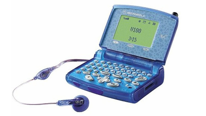 Motorola V100 - Máy có ngoại hình tương tự một chiếc máy tính đồ chơi. Điểm nổi bật trên thiết bị này là phần vỏ trong suốt để lộ các linh kiện bên trong nhưng với màu sắc cùng kiểu dáng khá kỳ dị. Thiết bị được ra mắt vào năm 2010 và dày tới 2,5 cm.