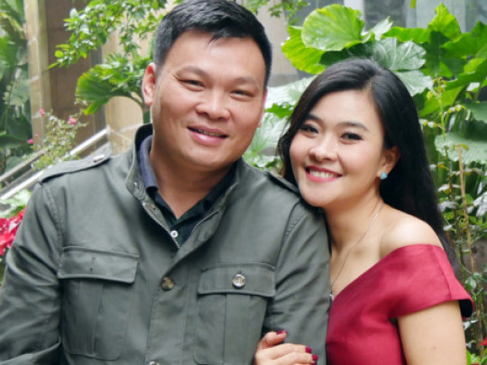 Ánh Tuyết từng được biết đến là một thành viên của nhóm Con Gái (đời thứ hai) cùng với Xuân Nhị, Hằng Nga. Ca sĩ Ánh Tuyết có cuộc sống hôn nhân hạnh phúc với chồng làm nghề quay phim tên là Phạm Lê Nam. 17 năm sống chung với nhau Lê Nam & Ánh Tuyết vẫn luôn tay trong tay chẳng khác gì các cặp đôi mới yêu. Hai vợ chồng vẫn chở nhau đi dạo, đi chợ hoa bằng xe máy. Nếu lái ô tô, thỉnh thoảng anh lại với sang cầm tay vợ. Khi tiễn nhau đi xa, lại ôm nhau âu yếm tạm biệt không rời.
