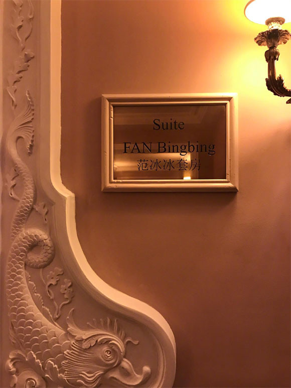 Đến hẹn lại lên, Phạm Băng Băng hiện đang có mặt ở Pháp để tham gia LHP Quốc tế Cannes. Tại đây, cô được săn đón chẳng khác gì sao hạng A Hollywood. Được biết, cô chọn khách sạn InterContinental Carlton Cannes với căn phòng cực sang và đẹp làm nơi nghỉ dưỡng.