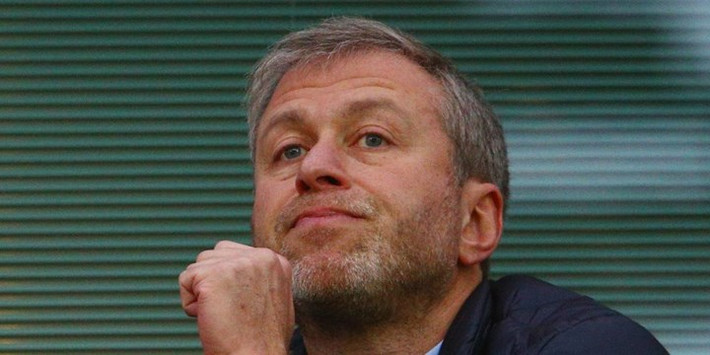 Ông trùm kinh doanh Nga và chủ sở hữu Câu lạc bộ bóng đá Chelsea, Roman Abramovich, sinh ra trong cảnh nghèo khổ và mồ côi khi mới 2 tuổi. Tài sản ròng của ông ước khoảng 11,6 tỷ USD.