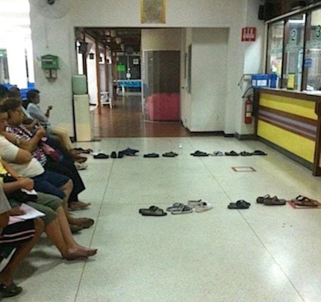 Cách xếp hàng kiểu mới "văn minh khỏe người".