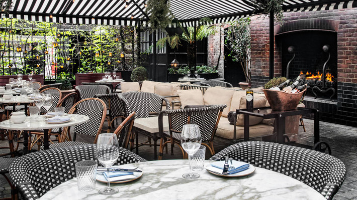 Chiltern Rirehouse: Chủ khách sạn người Mỹ André Balazs, người đứng sau hệ thống khách sạn Chateau Marmont ở Hollywood, cũng là ánh sáng dẫn đầu Chiltern Firehouse. Tòa nhà, như tên gọi “Firehouse” chính là một trạm cứu hỏa được xếp hạng cấp 2 đã được xây dựng lại cùng với một khu vườn. Các phòng ngủ đều được bày biện kiểu cách, đem lại cho bạn cảm giác thoải mái như ở nhà (tất cả đều có lò sưởi hoạt động). Nhân viên chu đáo và trang phục nổi bật của họ chấm phá thêm cho sự quyến rũ cổ điển của Chiltern.