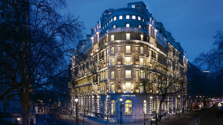 Corinthia: Tòa nhà lộng lẫy xây dựng năm 1885 này đã được tân trang và chuyển đổi thành nơi nghỉ dưỡng tồn tại đến ngày nay bởi hệ thống khách sạn Corinthia. Corinthia trông hiện đại và xa hoa, nhưng các yếu tố của tòa nhà Victoria vẫn còn hiển hiện, đặc biệt là trong các phòng chung và nhà hàng. Các phòng và dãy phòng của khách sạn khá rộng rãi và đơn giản nhưng đầy phong cách. Ngoài một số nhà hàng và quán bar cao cấp, khách sạn còn có ESPA Life, khu spa lớn nhất London.