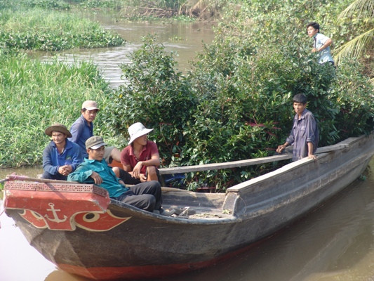 Phút thư giãn ngắn ngủi của nhân công bứng mai.