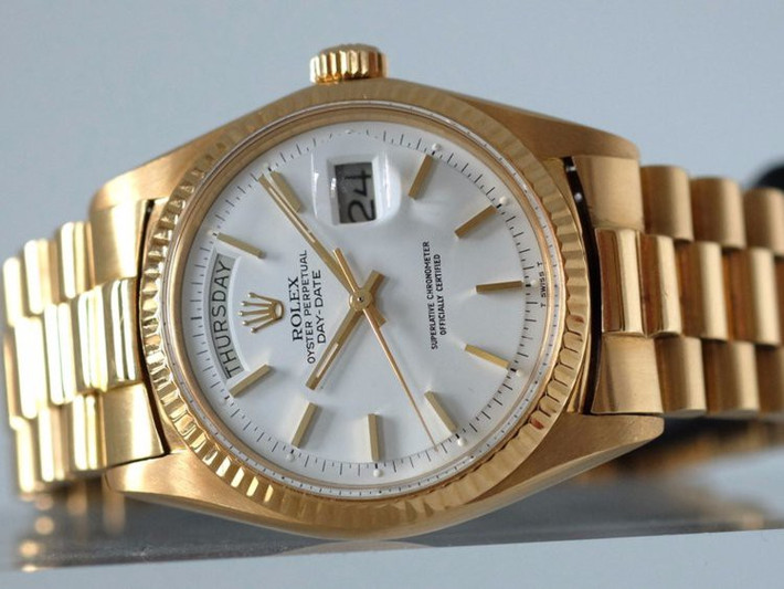 Rolex Hans Wilsdorf, người sáng lập của hãng đồng hồ xa xỉ Rolex, từng muốn đặt một tên thương hiệu có thể được đọc dễ dàng với mọi ngôn ngữ. "Tôi đã cố kết hợp các ký tự trong bảng chữ cái theo mọi cách có thể và nghĩ ra hàng trăm cái tên nhưng chẳng cái nào có cảm giác phù hợp", Wilsdorf cho biết. "Một buổi sáng, khi đang đi xe bus dọc Cheapside ở London, thần linh đã thì thầm từ 'Rolex' vào tai tôi".