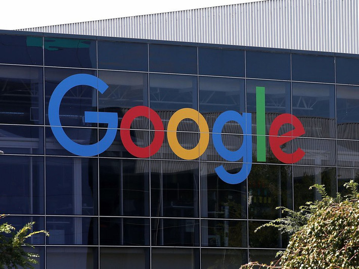 Google Tên gọi của Google được nghĩ ra trong một buổi học tại Đại học Stanford. Người đồng sáng lập Larry Page đã nảy ra ý tưởng về một website dẫn tới nguồn dữ liệu khổng lồ cho các sinh viên khác với một trong những tên gọi ban đầu là "googolplex". Tuy nhiên, sau khi một sinh viên đã phát âm sai và viết nhầm tên gọi này, Page đã đổi tên thành "Google".