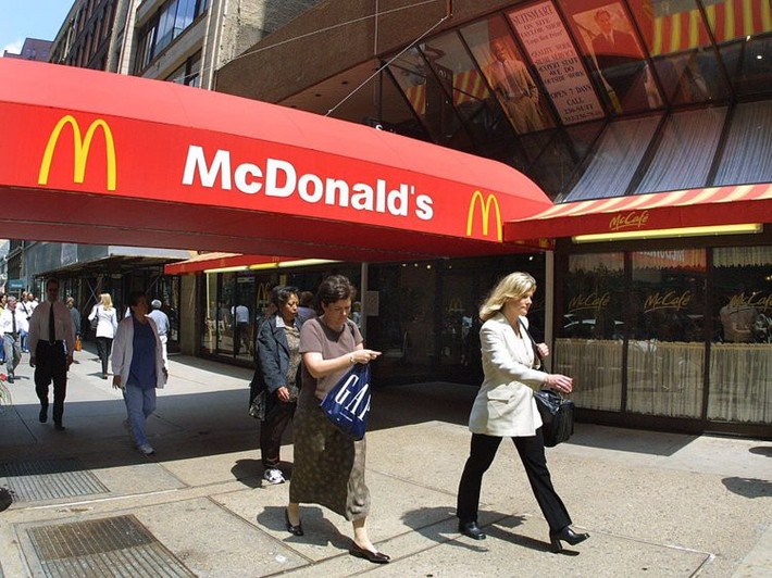McDonald's Raymond Kroc, người sáng lập McDonald's, là nhân viên bán máy làm sữa lắc khi lần đầu gặp anh em Dick và Mac McDonald - những người khi đó quản lý một nhà hàng burger tại San Bernardino, California, Mỹ. Anh em McDonald đã mua một số máy làm sữa lắc của Kroc và ông thấy ấn tượng với cửa hàng burger của họ đến mức trở thành một đại lý và bắt đầu xây dựng chuỗi cửa hàng nhượng quyền khắp nước Mỹ. Nhiều năm sau đó, Kroc mua lại quyền sở hữu tên thương hiệu McDonald's của anh em McDonald.