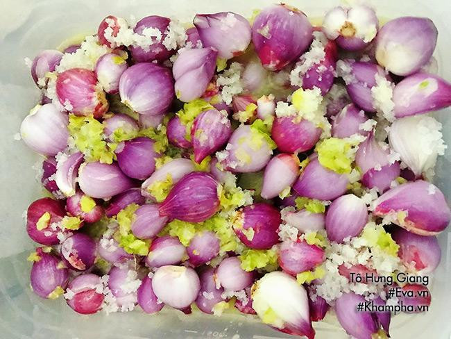 Bước 3: Sau đó đổ hết phần nước khế vào cho ngập xâm xấp, phần bã khế thì rắc lên trên cùng, đậy lắp lại.