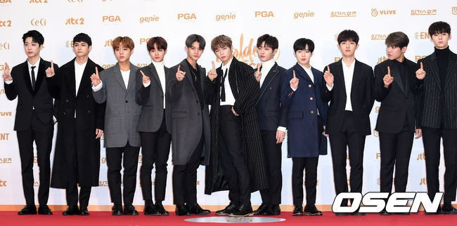 Wanna One là tân binh được yêu thích nhất năm qua. Nhóm giành nhiều giải thưởng, trong đó có Nhóm nhạc nam xuất sắc nhất tại MAMA 2017.