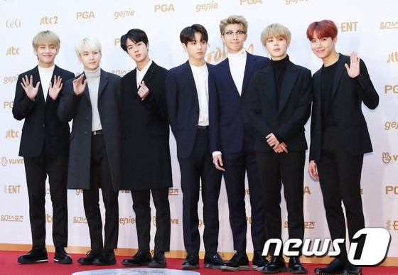 Năm qua, BTS là nhóm nhạc nam gặt hái nhiều thành công nhất. Không chỉ trong nước, nhóm còn tham gia nhiều sự kiện quốc tế và từng lọt top 30 trong bảng xếp hạng Billboard Hot 100.