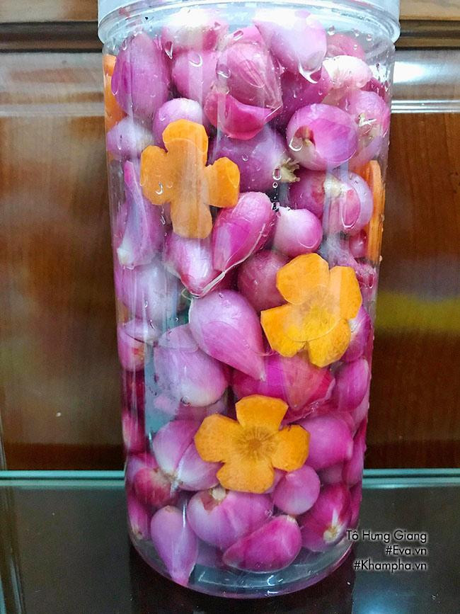 Bước 6: Đun 300ml giấm với 250gr đường cát trắng, thêm 1/2 thìa cà phê muối tinh, đun cho tan đường và muối rồi để nguội. Lọ thuỷ tinh muối hành rửa sạch, tráng nước sôi để thật khô ráo. Xếp hành vào hũ thuỷ tinh, đổ phần hỗn hợp đã đun vào, lấy vật nặng chèn lên trên hũ hành, đậy kín sau 4-5 ngày là ăn được.