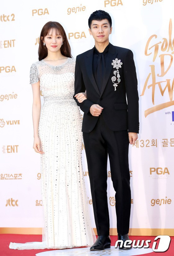 Bộ đôi Lee Seung Gi, Lee Seung Kyung đảm nhận vai trò dẫn dắt chương trình. Lee Seung Gi đang gây chú ý khi tham gia bộ phim Tây Du Ký phiên bản Hàn với vai nam chính Son Oh Gong được xây dựng dựa trên nhân vật Tôn Ngộ Không.