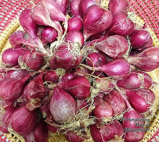 Phần 1: chuẩn bị nguyên liệu cho muối hành tím - 700gr hành củ tím - 600gr khế chua (chọn khế chín cho nhiều nước) - 200gr muối hạt - Muối tinh: 1/2 thìa cà phê - 200gr đường cát trắng - Dấm trắng (mọi người cứ để cả chai vì vừa phải để rửa hành, vừa phải nấu nước ngâm hành) - Lọ thuỷ tinh để muối hành.