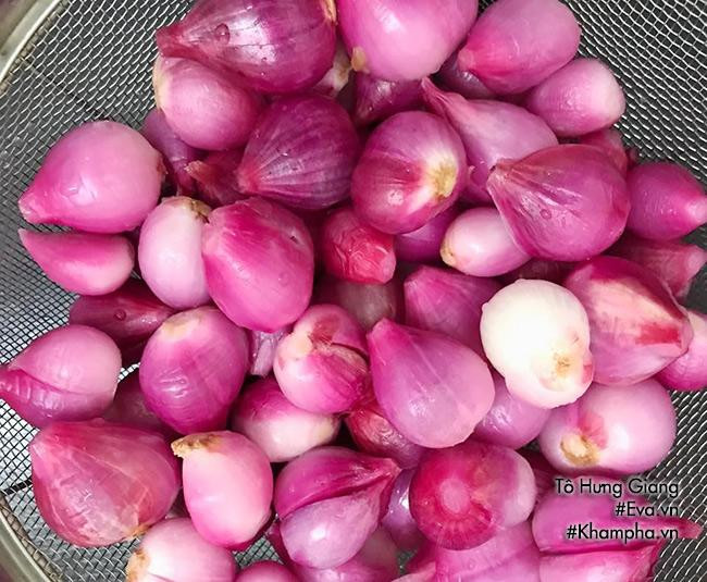 Đổ hành ra cái rổ cho ráo.