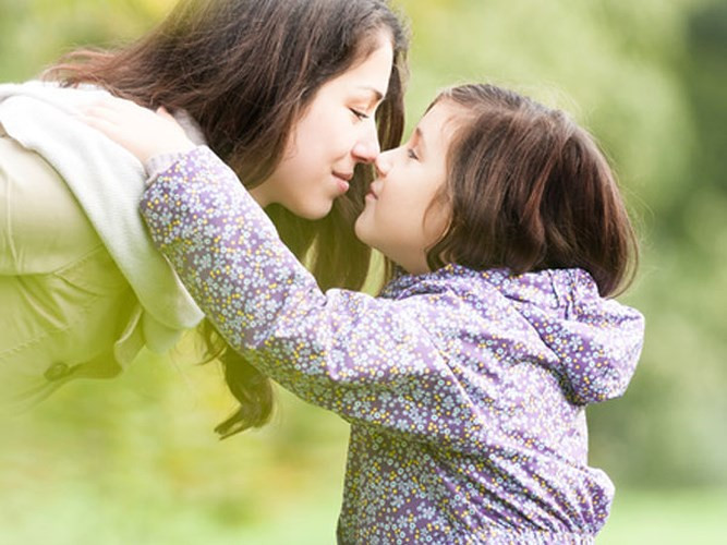 Dành những cử chỉ yêu thương với cha mẹ: Cha mẹ luôn yêu thương bạn theo cách mà chỉ khi trở thành cha mẹ bạn mới hiểu sâu sắc được. Yêu là một động từ, vì thế, hãy thể hiện tình cảm của bạn với cha mẹ bằng hành động.