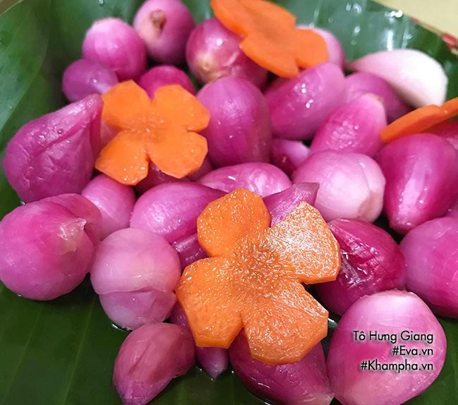 Vì muối bằng dấm hành chua nhanh nên sau khi hành ăn được phải vớt hết hành muối ra một hộp nhựa đậy kín để tủ lạnh ăn dần. Lưu ý, nếu thích ăn vừa miệng thì phần nước ngâm cho thêm 1/2 thìa cà phê muối. Còn thích ăn để chấm thêm thì không cho muối tinh vào phần nước ngâm nữa vì bước đầu ngâm muối hạt, hành cũng ngấm một phần muối rồi, nên tuỳ theo sở thích để điều chỉnh. Chúc các bạn thành công với cách muối hành tím chua ngọt kiểu Miền Nam giòn ngon này nhé!