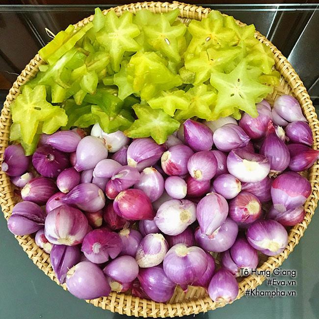 PHẦN 2: Cách muối hành tím kiểu miền nam chua ngọt Bước 1: Hành tím lột vỏ, cắt bỏ rễ (không rửa hành bằng nước tránh hỏng hành). Khế chua rửa sạch, lau khô từng quả, thái lát mỏng (nên mua khế chín để nhiều nước). Khế thái mỏng, vắt lấy nước, phần bã để riêng, nếu khó vắt thì cho vào máy xay qua để dễ vắt nước hơn.