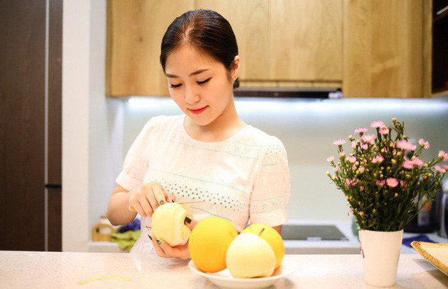 Lọ hoa nhỏ khiến không gian bếp thêm tươi mát.