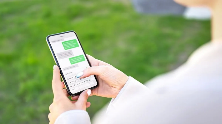 Kẻ gian giả danh cơ quan thu phí, gửi tin nhắn yêu cầu trả phí đường bộ.(Ảnh: genz)