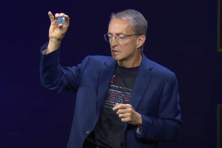 Tại Hội nghị Intel Innovation 2023, CEO Intel Pat Gelsinger đã khiến cả thế giới công nghệ phải trầm trồ khi cầm trên tay một kỳ quan bán dẫn: Multidie chip 3nm. (Ảnh: Nhịp sống thị trường)