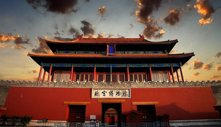 Thực tế, việc sử dụng huyết lợn trong Tử Cấm Thành không liên quan đến mục đích tâm linh. Theo các tài liệu lịch sử, máu lợn được trộn với chu sa – một loại khoáng vật chứa thủy ngân – để tạo nên lớp sơn đỏ đặc trưng trên các bức tường. Hỗn hợp này không chỉ giúp giữ màu sắc lâu phai mà còn có tác dụng chống ẩm mốc, bảo vệ kết cấu gỗ bên trong.