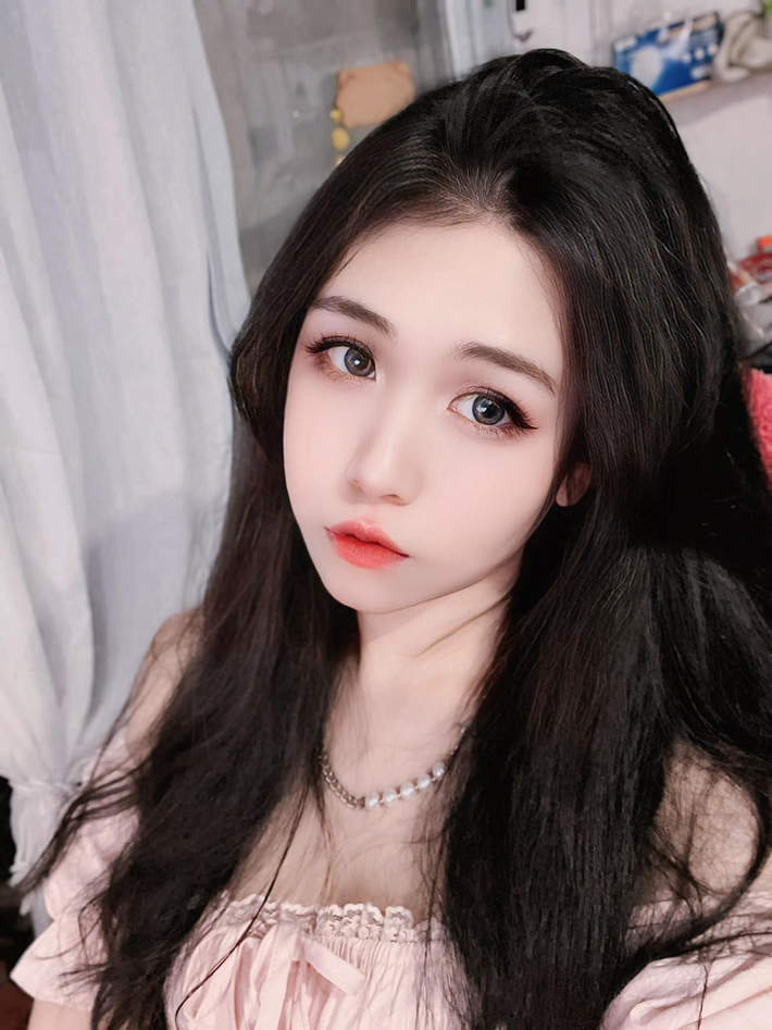 Với nhan sắc cuốn hút, làn da mịn màng và thần thái nổi bật, Mina khiến game thủ không thể rời mắt. (Ảnh: FBNV)