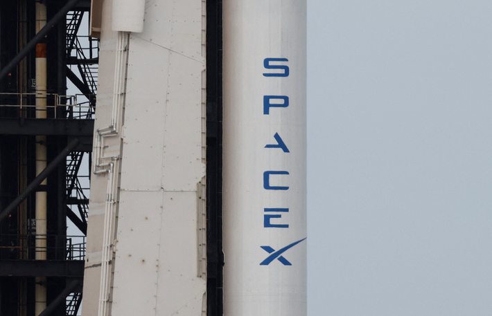 SpaceX có tham vọng mở rộng hệ thống lên 42.000 vệ tinh, tối ưu hóa vùng phủ sóng và giảm sự phụ thuộc vào hạ tầng viễn thông mặt đất. (Ảnh: Reuters)