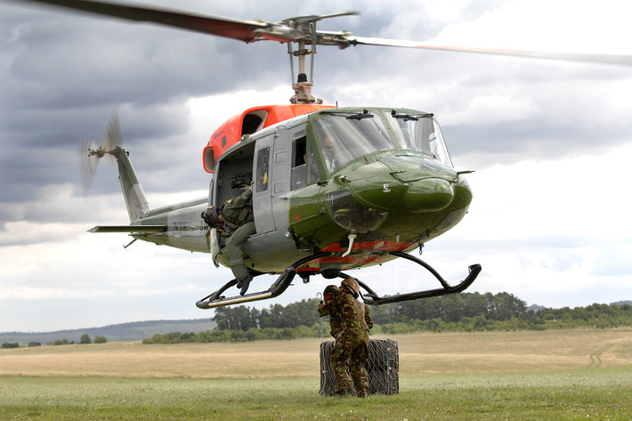 Bell 212 dài 17,43 m, cao 3,83 m và nặng gần 3 tấn. Máy bay có tốc độ tối đa 223 km/h với tầm hoạt động 439 km và trần bay khoảng 5.300 m. Dù nổi tiếng là dòng trực thăng có độ an toàn cao, Bell 212 không may dính vào một số vụ tai nạn đáng chú ý trong những năm qua.