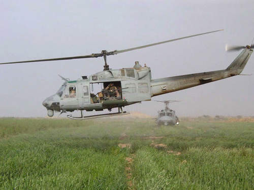 Bell 212 là loại trực thăng cỡ vừa hai cánh và được trang bị 2 động cơ. Đây là phiên bản của họ trực thăng Huey, vốn đã chứng minh được độ tin cậy, chắc chắn và khả năng đa nhiệm trong nhiều năm qua. Nhờ các đặc tính đó, Bell 212 được cho là rất phù hợp cho nhiều nhiệm vụ bao gồm vận tải, tìm kiếm cứu nạn, chữa cháy và hoạt động quân sự.